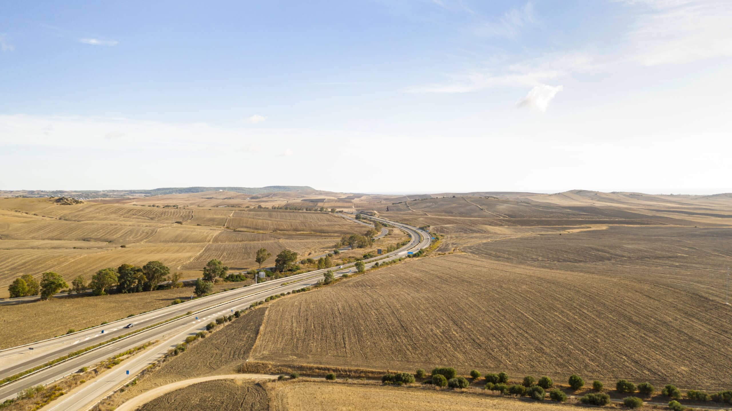 vista-panoramica-da-paisagem-aerea-de-uma-estrada