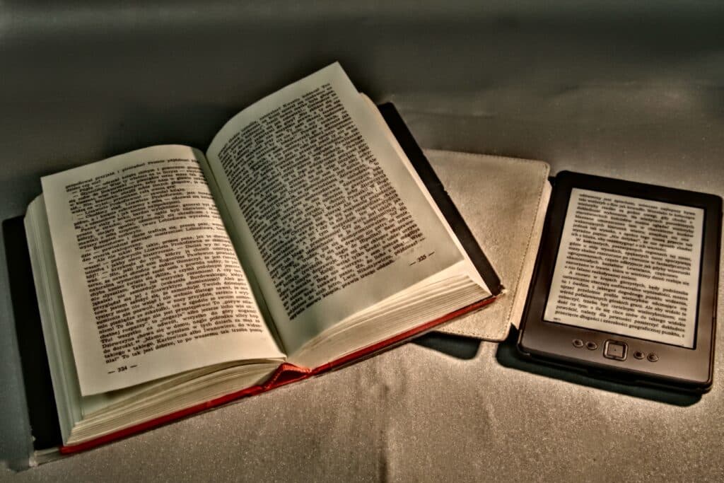 Livro-fisico-ao-lado-de-e-reader-1024x683